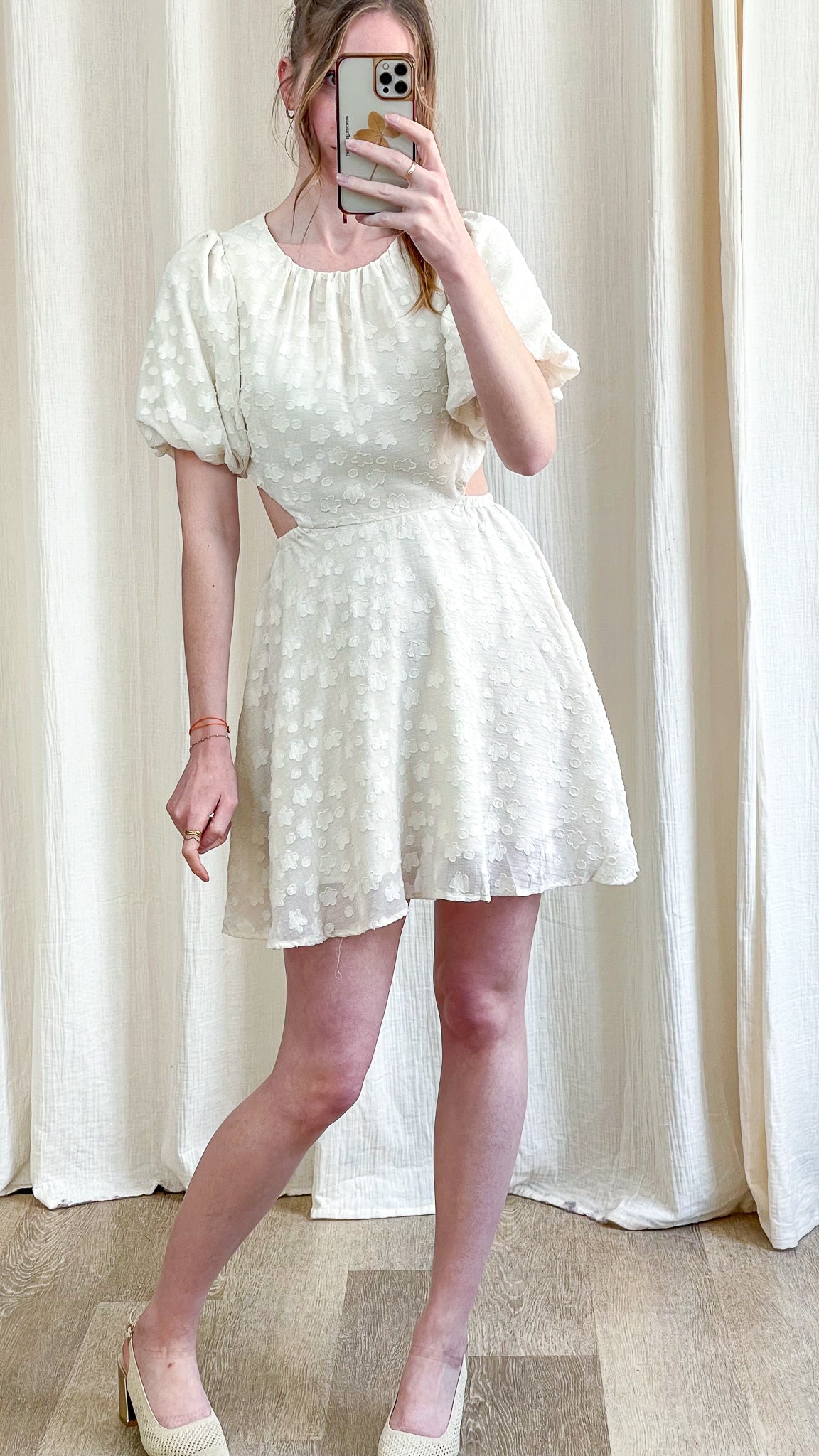 Robe Iris – Robe courte blanche texturée dos ouvert