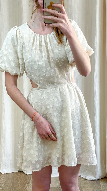 Robe Iris – Robe courte blanche texturée dos ouvert