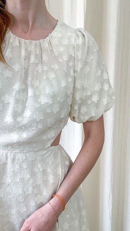 Robe Iris – Robe courte blanche texturée dos ouvert
