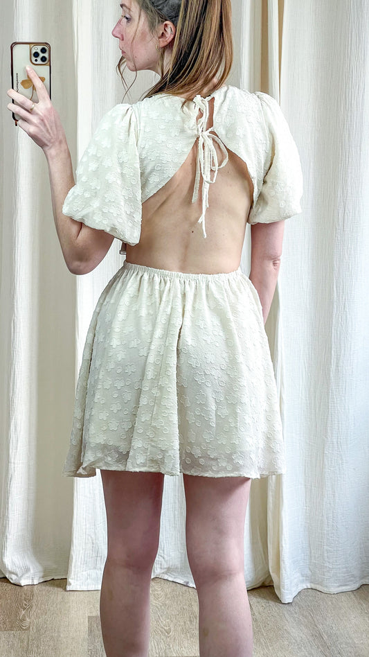 Robe Iris – Robe courte blanche texturée dos ouvert