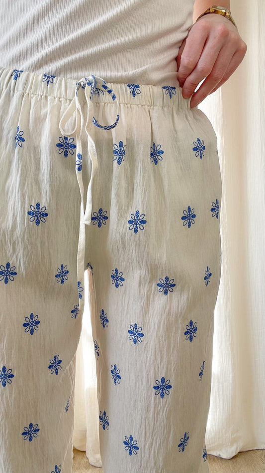 Pantalon Louise – Pantalon fluide imprimé bleu et écru