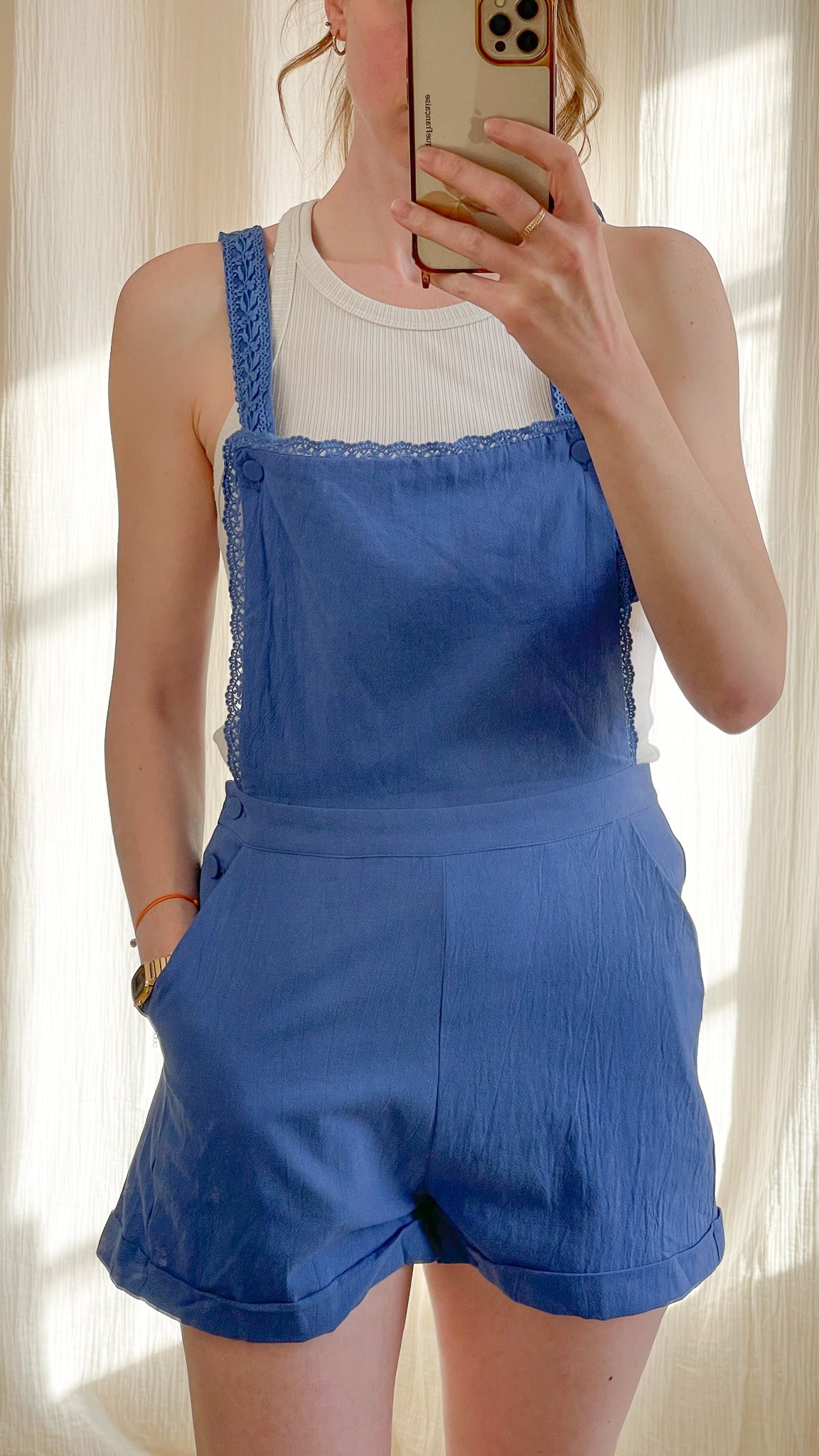 Salopette short – Salopette courte bleue à détails dentelle