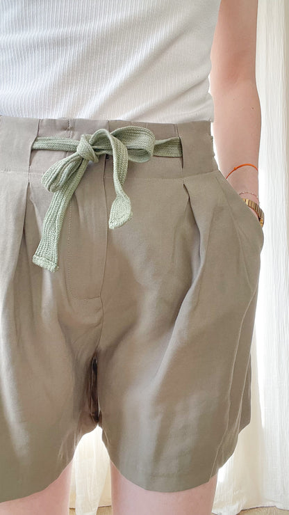 Short Kaycee – Short taille haute à plis et ceinture à nouer