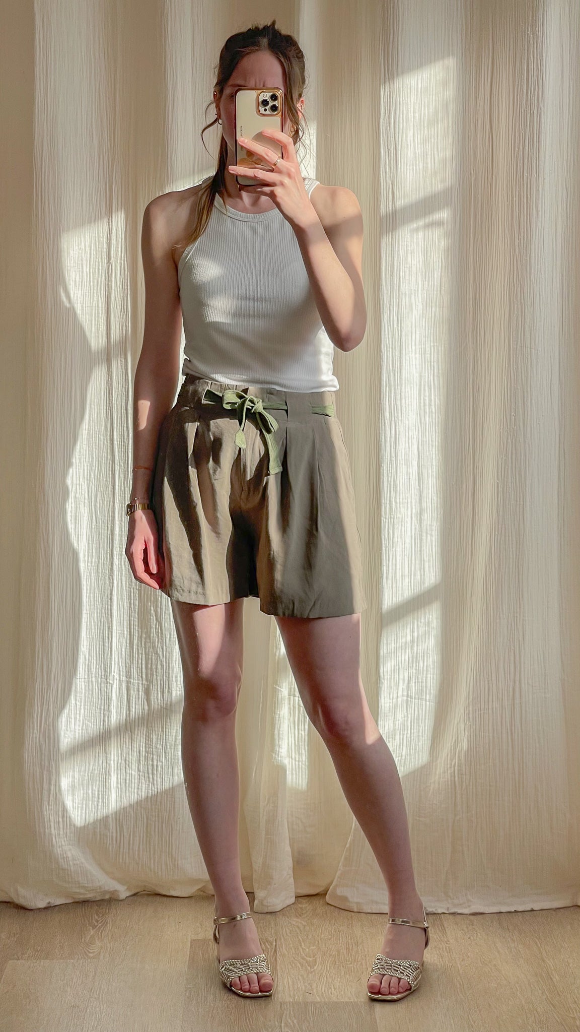 Short Kaycee – Short taille haute à plis et ceinture à nouer