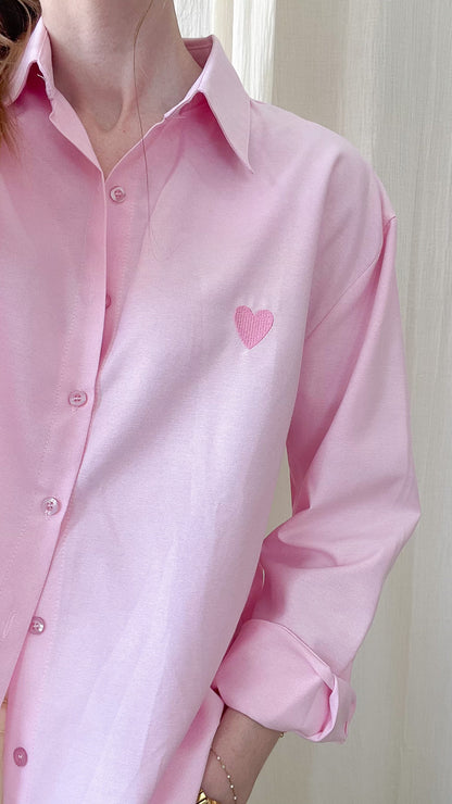Chemise rose femme cœur brodé détail poitrine zoom