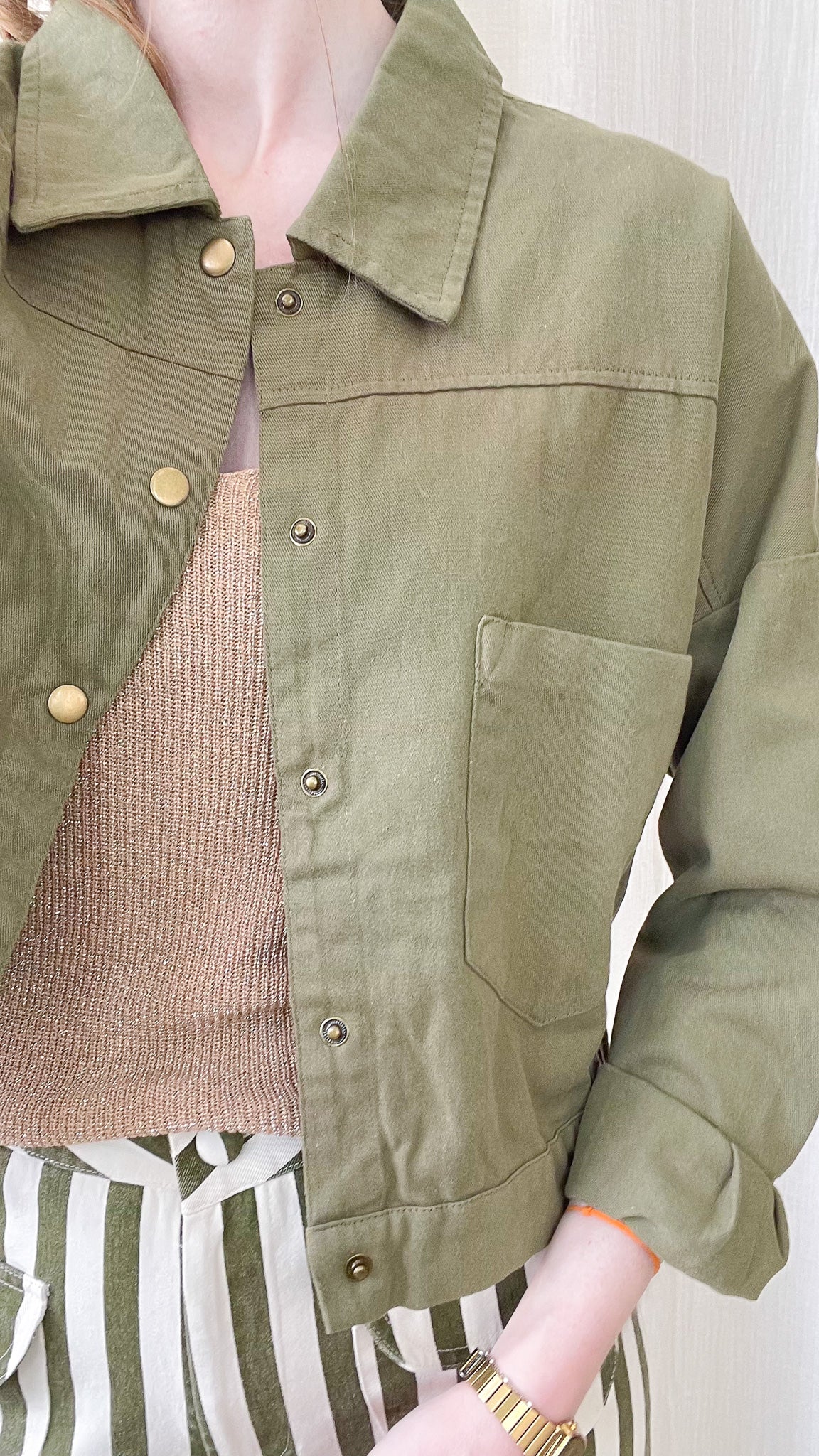 Veste Lexi – Veste courte femme casual chic à boutons dorés