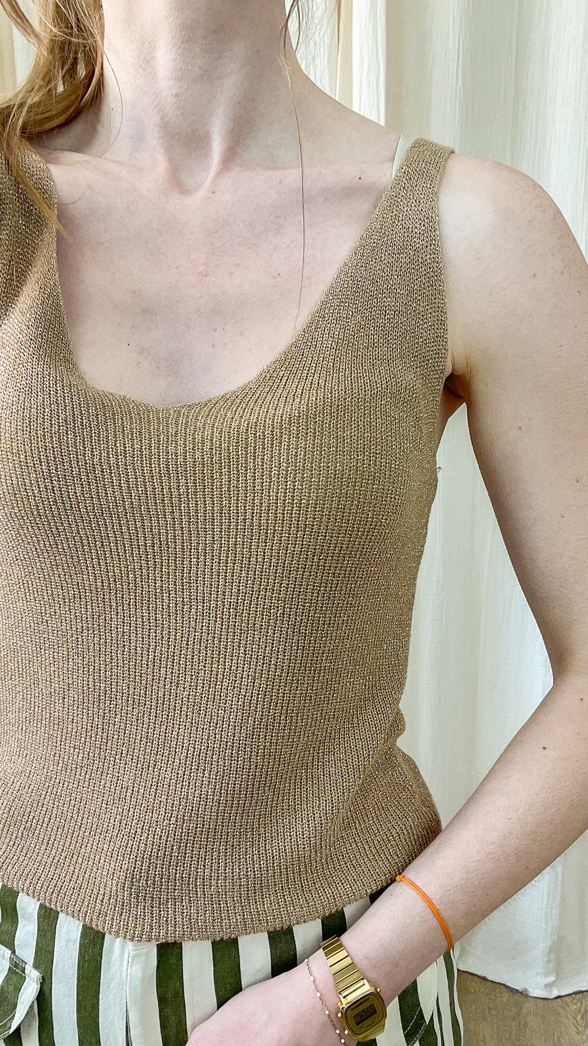 Top débardeur doré paillettes maille lurex fine femme, décolleté arrondi coupe ajustée style élégant été