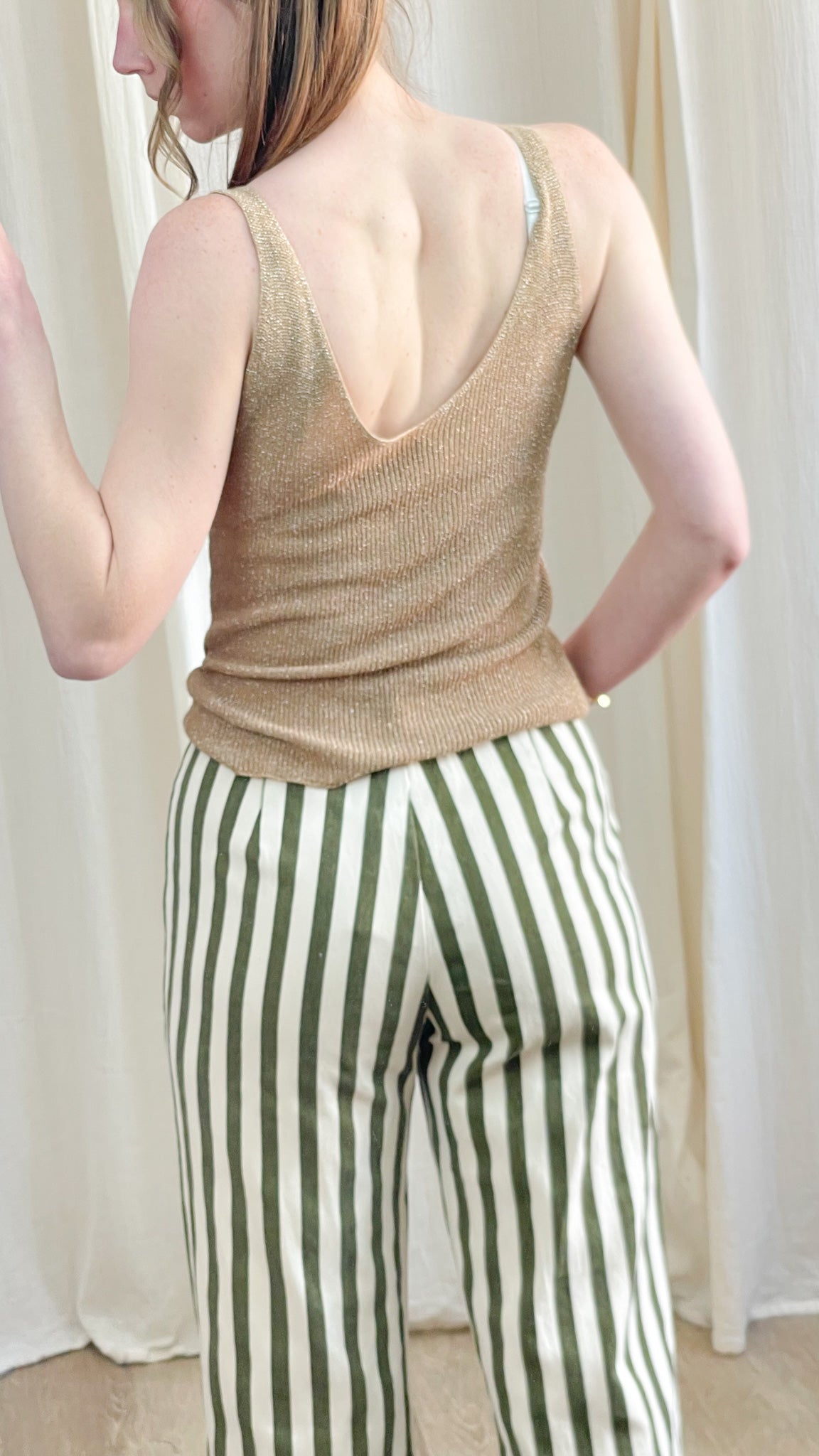 Top débardeur doré paillettes maille lurex dos nu en V femme porté avec pantalon rayé vert et blanc