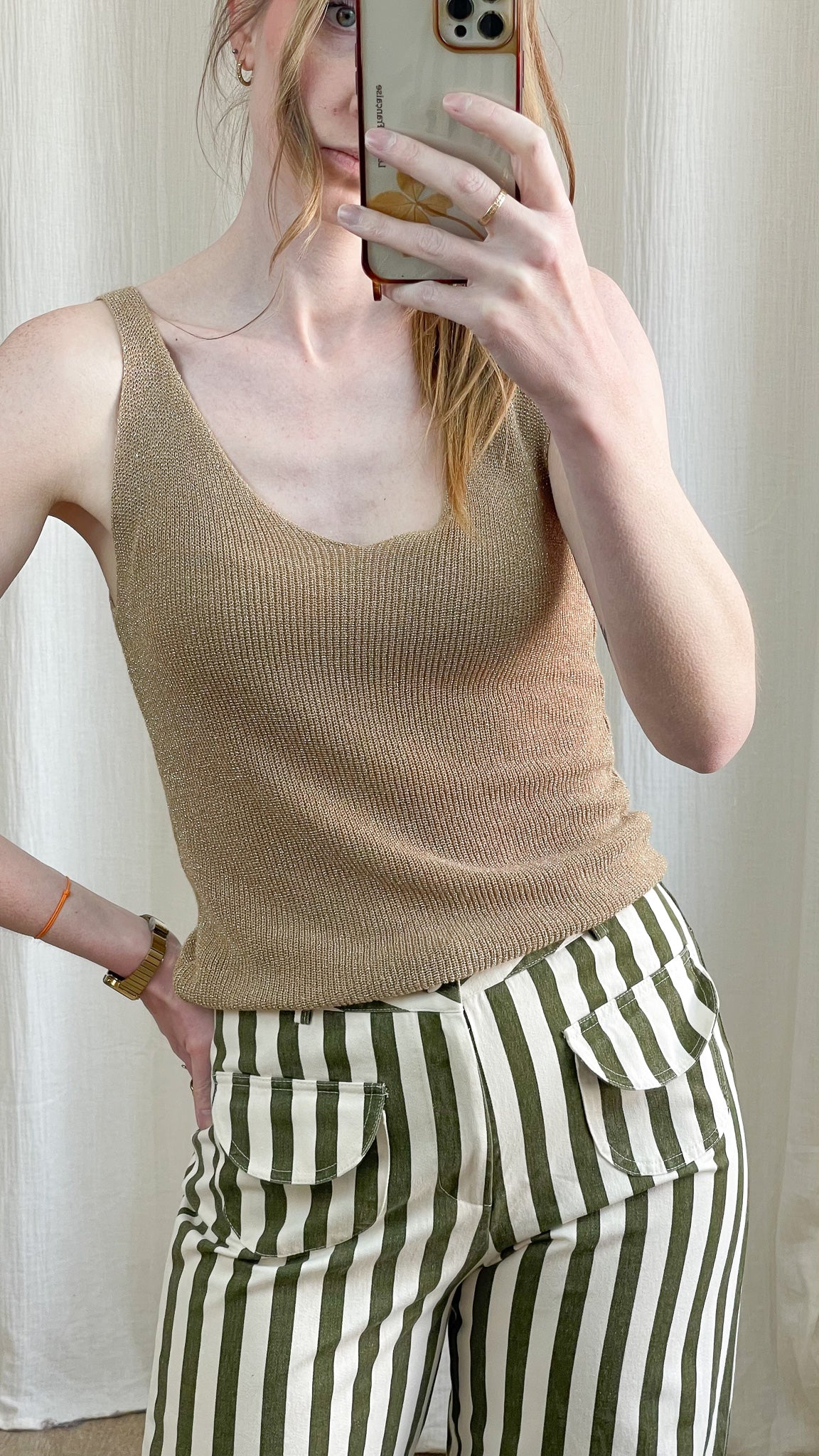 Top débardeur doré paillettes maille lurex fine bretelles larges coupe ajustée femme porté avec pantalon rayé