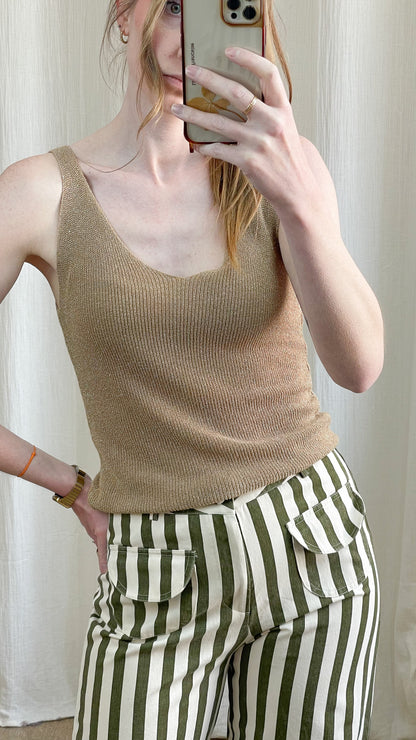 Top débardeur doré paillettes maille lurex fine bretelles larges coupe ajustée femme porté avec pantalon rayé