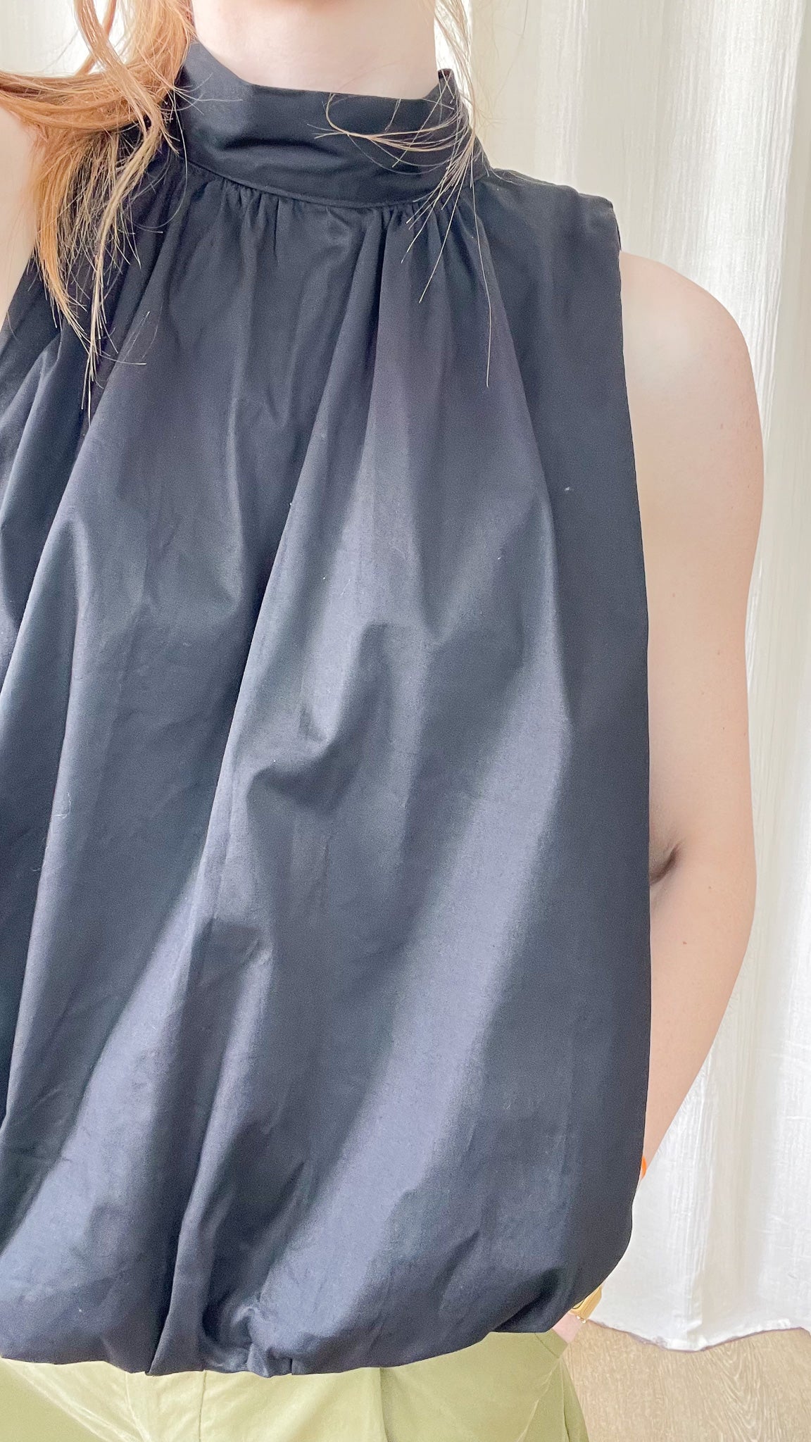 Blouse noire dos nu col montant froncé sans manches femme élégante style minimaliste