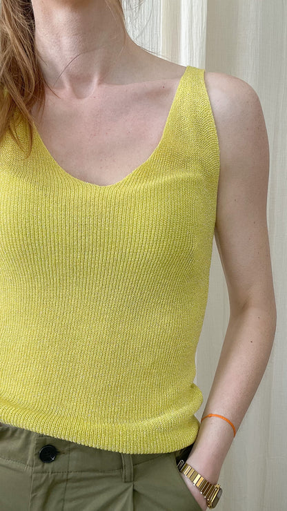 Top débardeur femme jaune citron en maille fine lurex paillettes, décolleté V, porté avec pantalon kaki