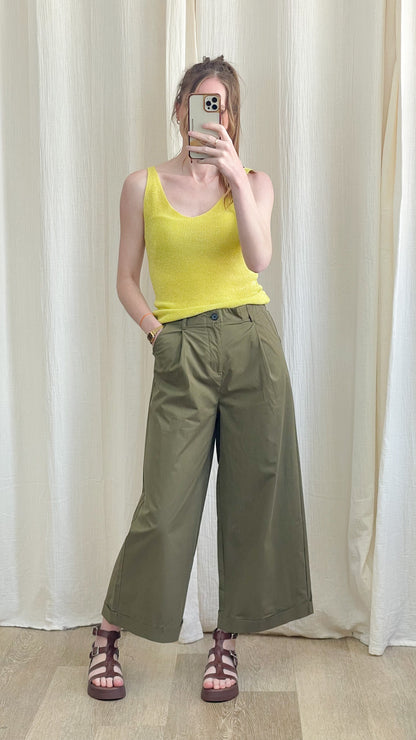 Débardeur jaune citron à paillettes en maille fine lurex femme porté avec pantalon large kaki style été