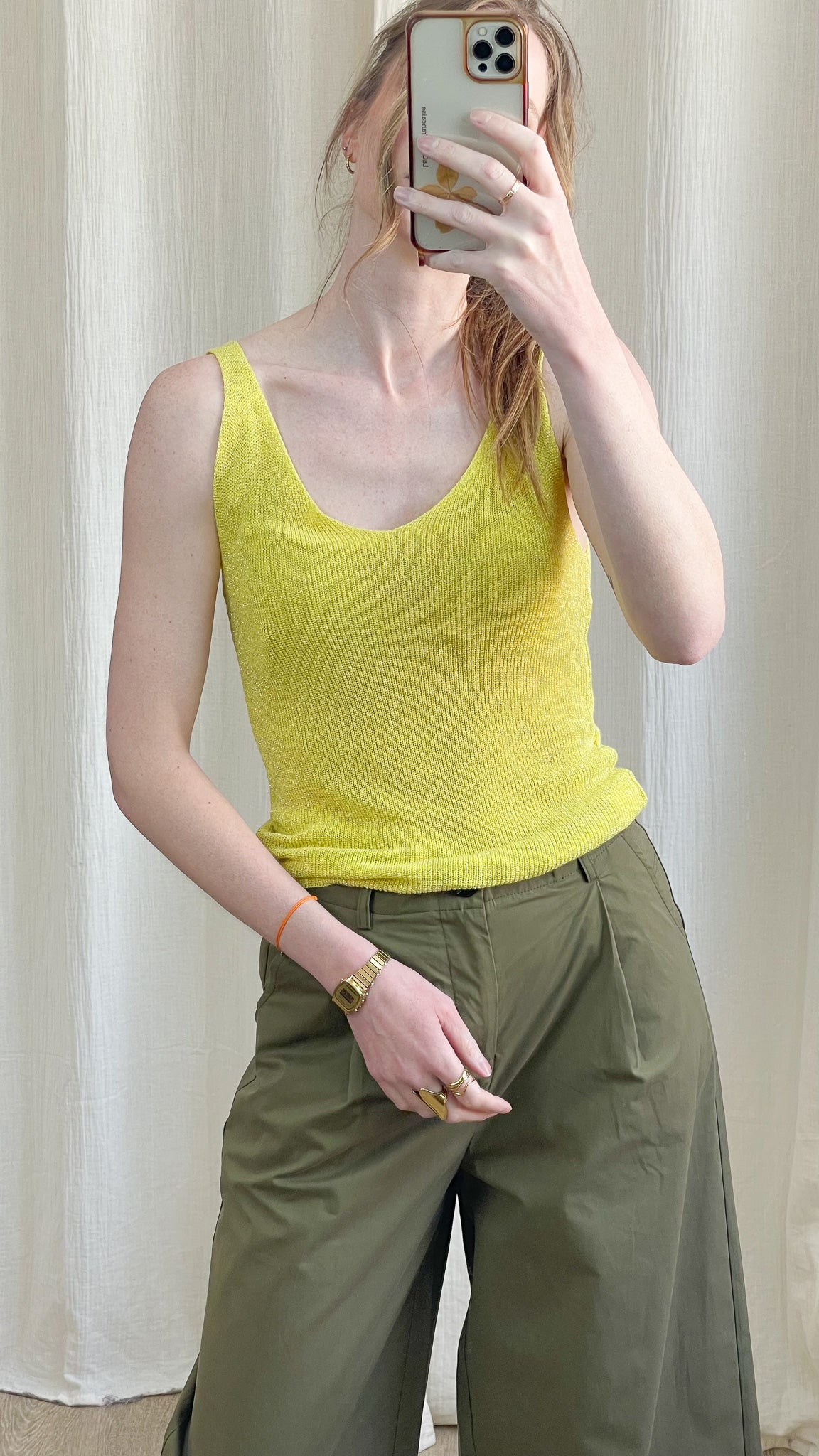 Débardeur jaune citron en maille lurex pailletée femme porté avec pantalon large kaki, top élégant été