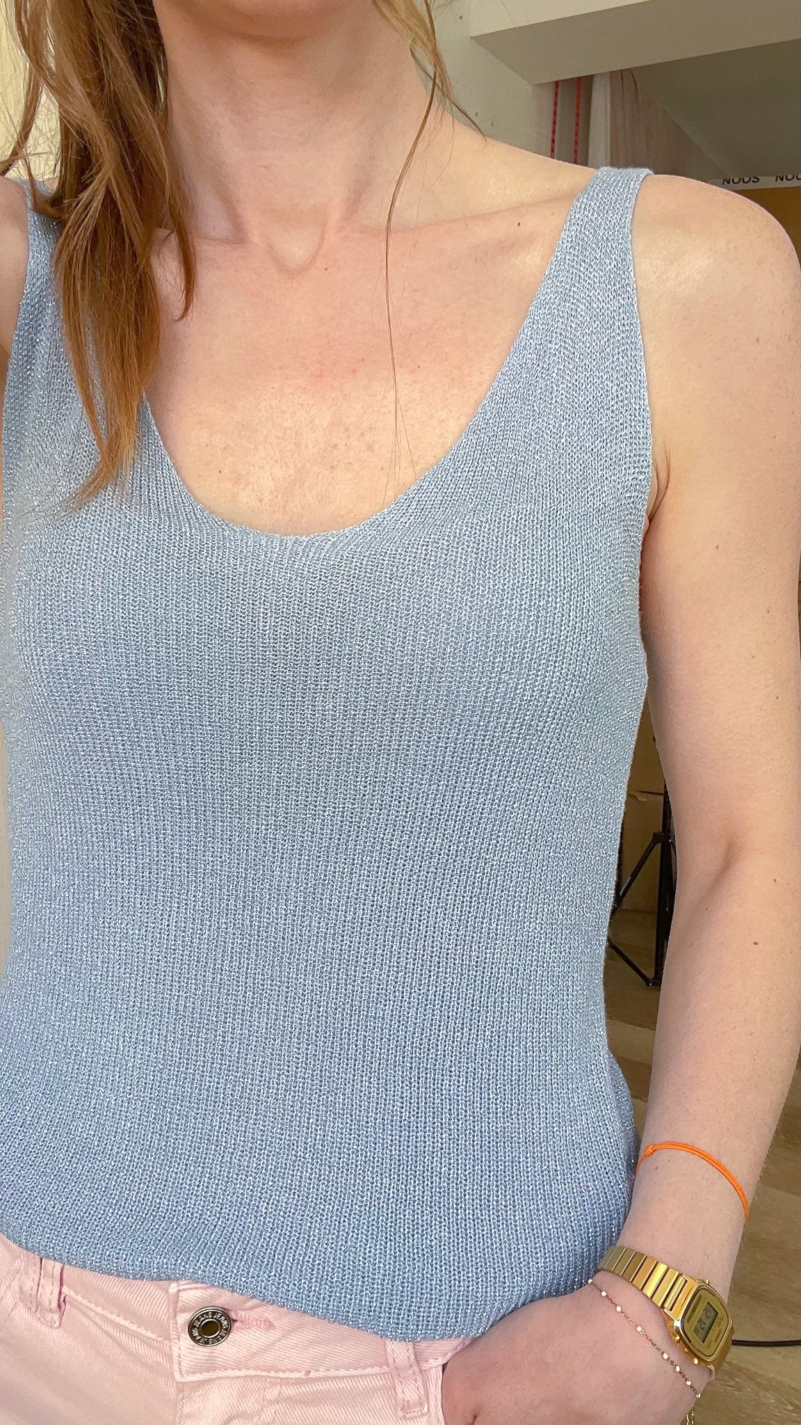 Top débardeur femme bleu ciel à paillettes en maille lurex fine, décolleté arrondi, porté avec jean rose pastel