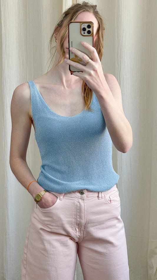 Top débardeur bleu ciel à paillettes en maille fine lurex femme porté avec jean rose taille haute