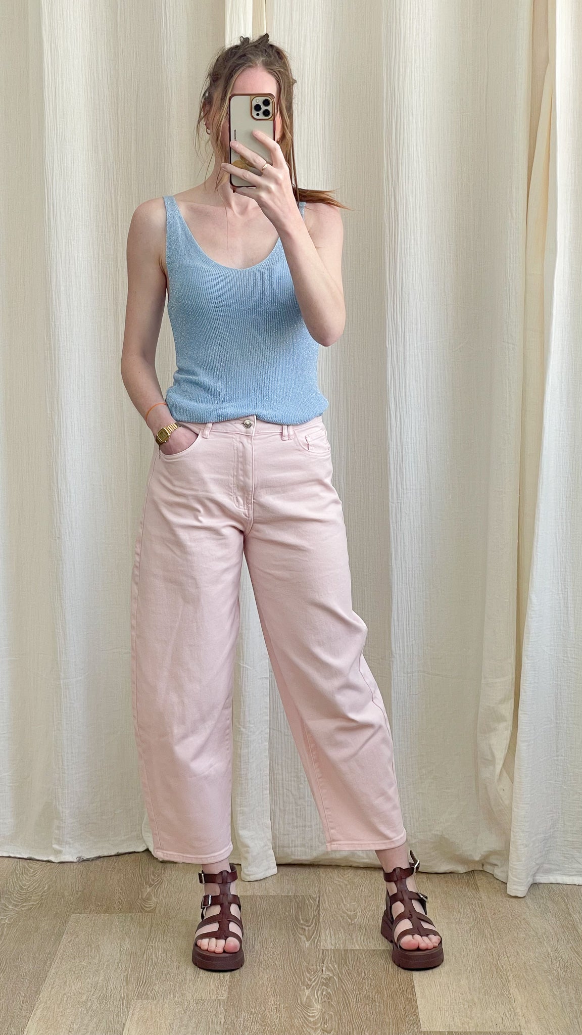Débardeur bleu ciel paillettes maille fine lurex femme porté avec pantalon rose taille haute style casual chic été