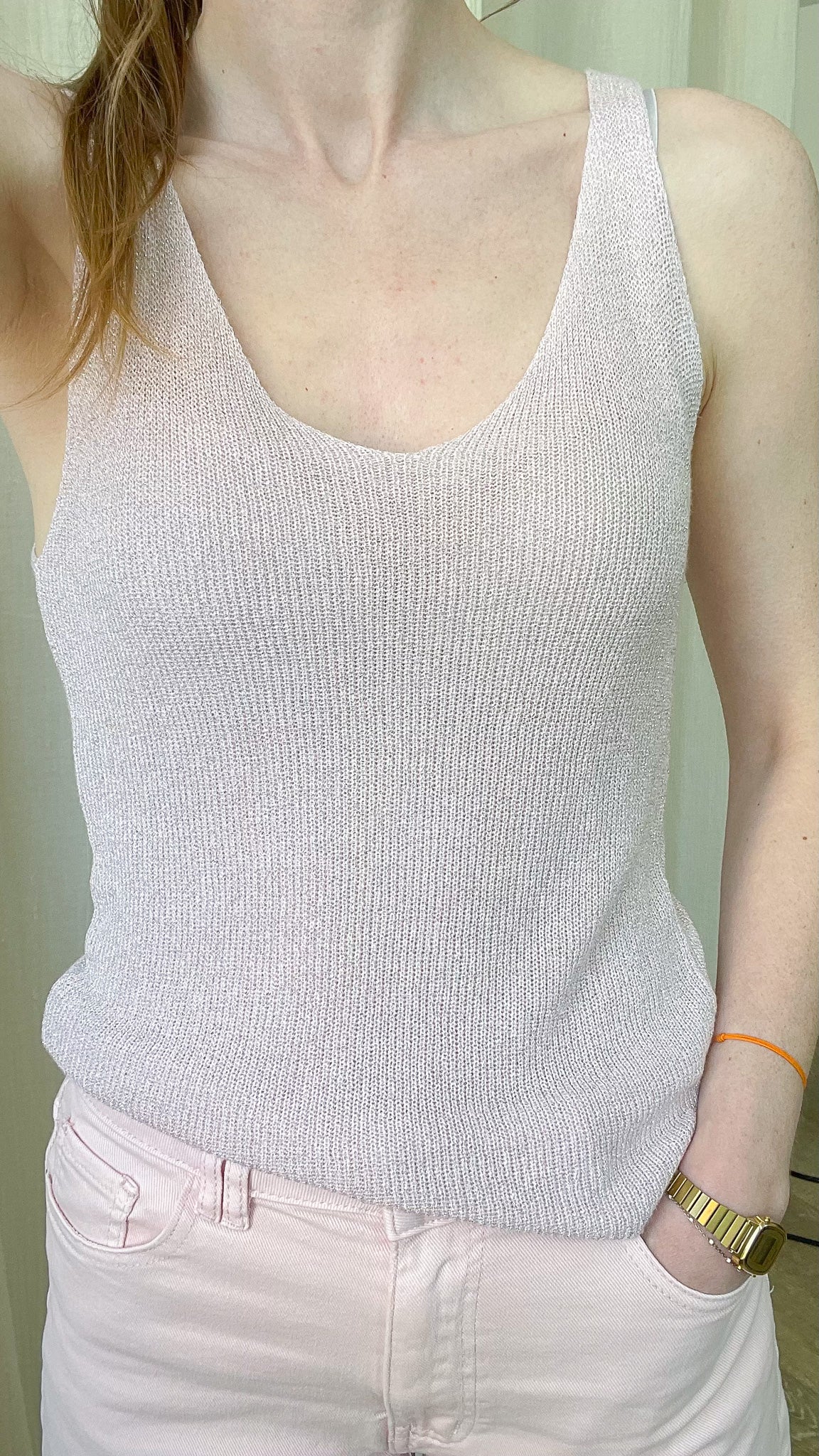 Top débardeur femme en maille fine lurex argenté à paillettes, décolleté en V, porté avec jean rose pastel