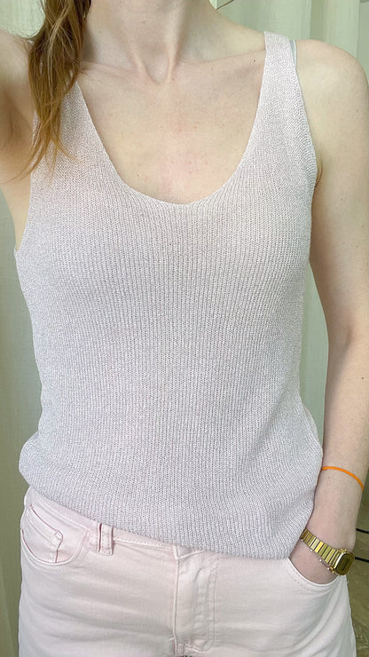 Top débardeur femme en maille fine lurex argenté à paillettes, décolleté en V, porté avec jean rose pastel
