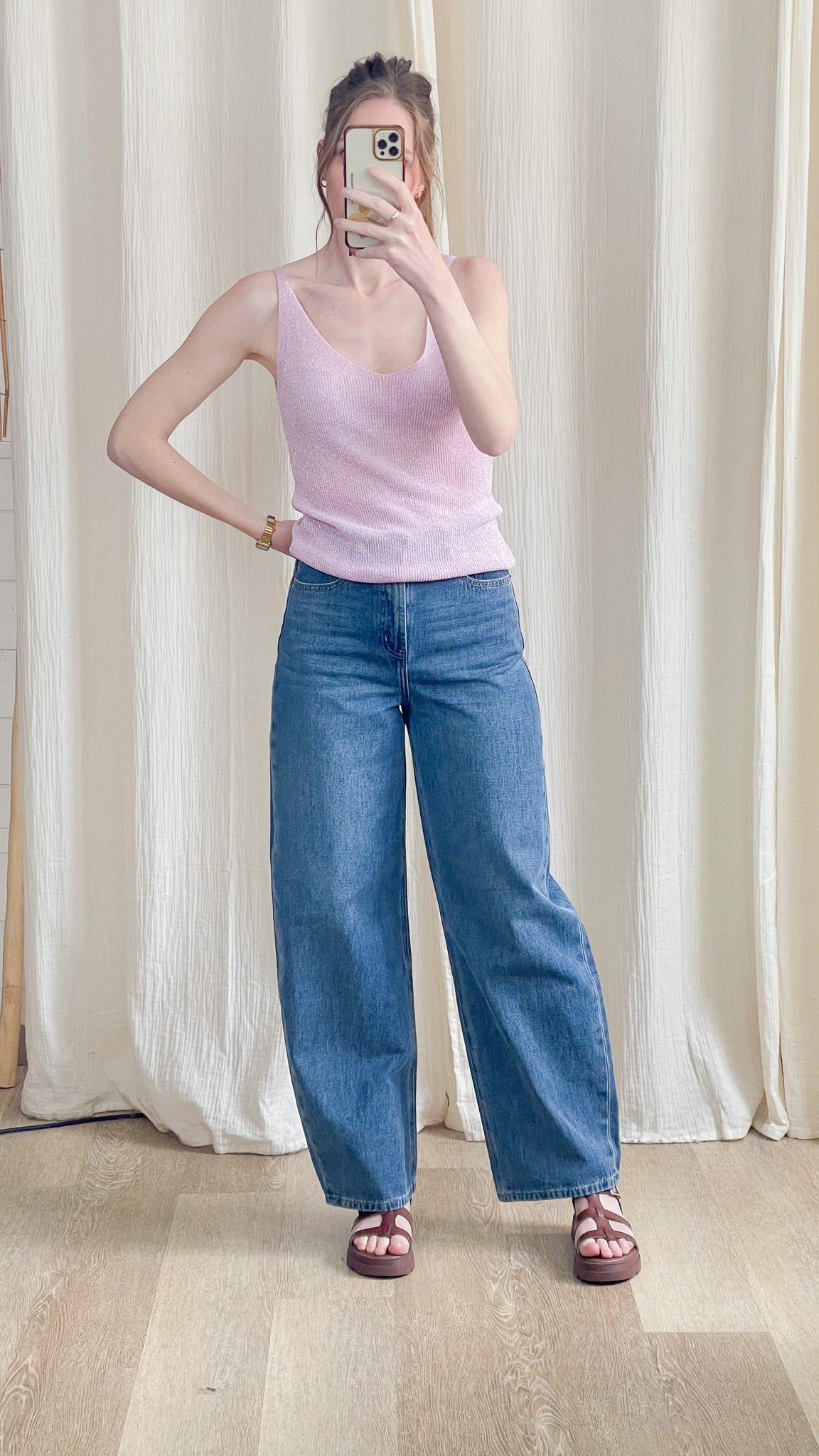 Top débardeur rose paillettes maille lurex fine bretelles femme porté avec jean large taille haute