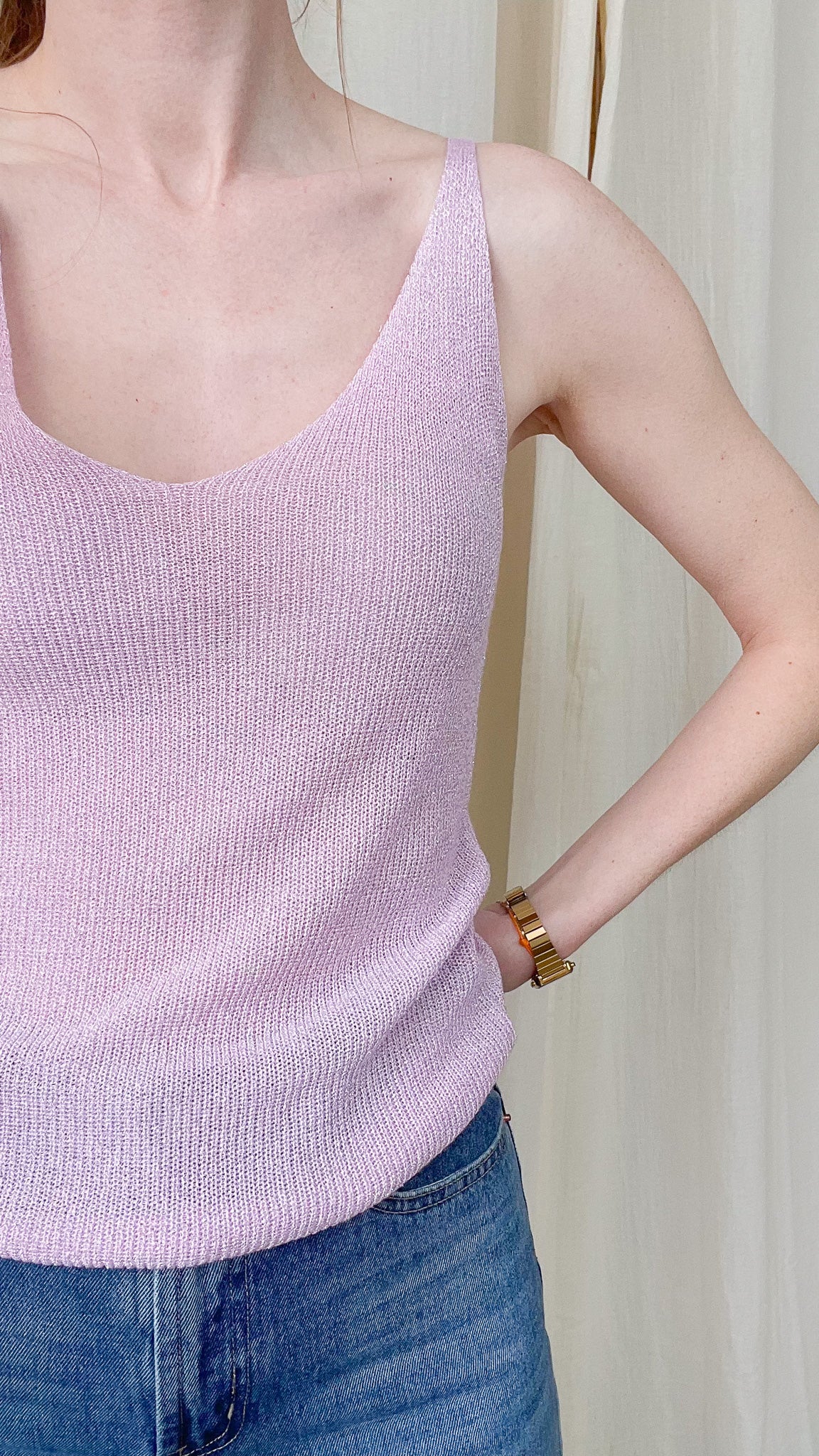 Top débardeur femme rose lavande en maille fine lurex pailletée, bretelles fines et décolleté en V, porté avec jean