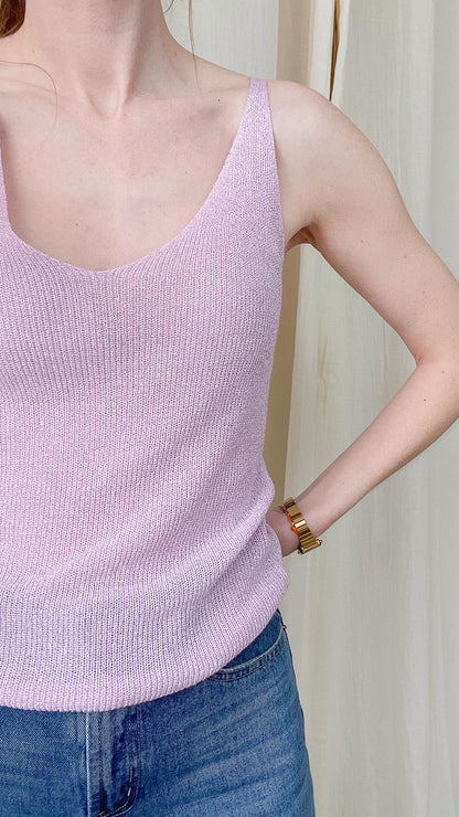 Top débardeur femme rose lavande en maille fine lurex pailletée, bretelles fines et décolleté en V, porté avec jean
