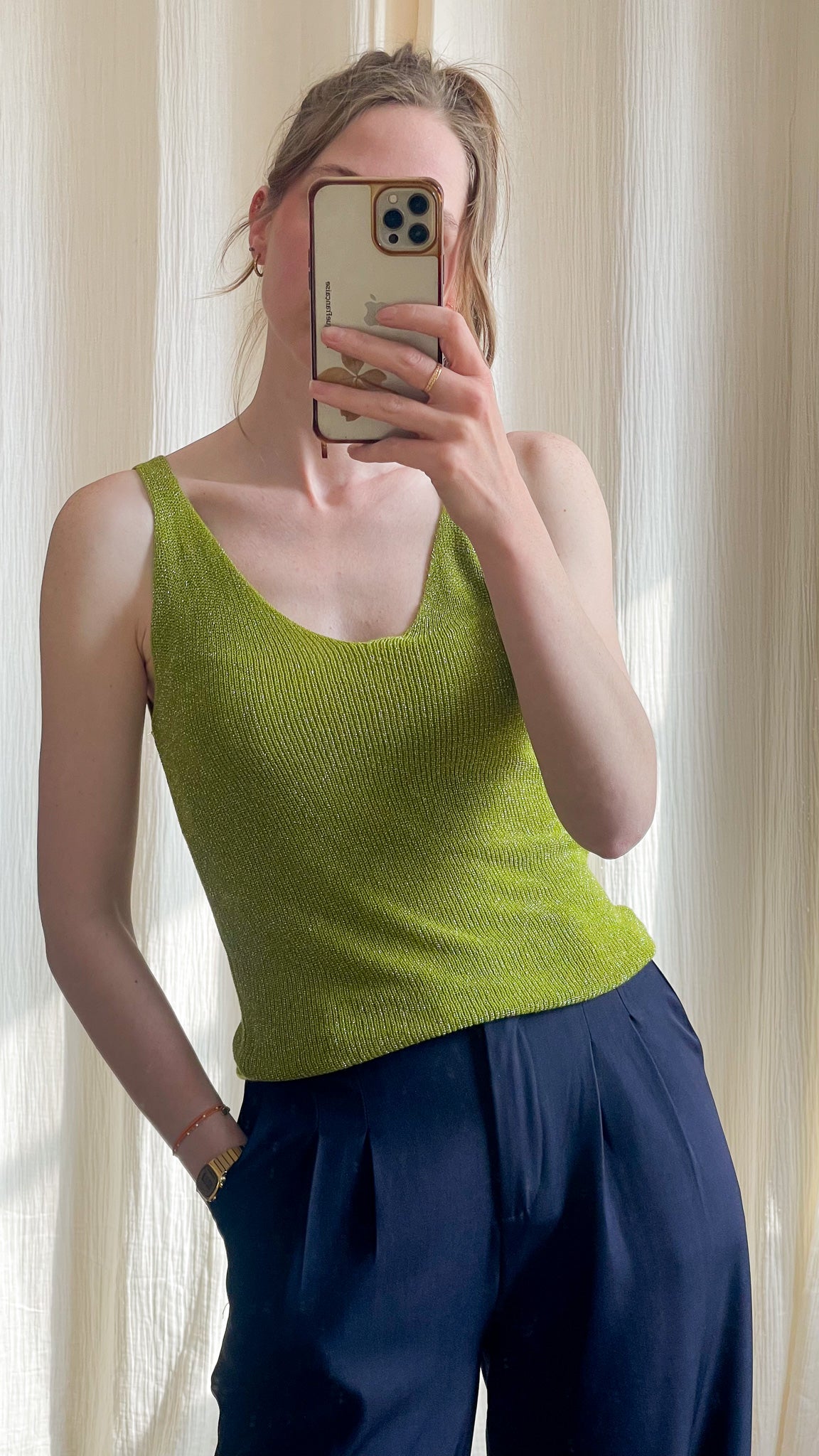 Top débardeur femme en maille lurex vert anis à fines paillettes, coupe ajustée bretelles larges, porté avec pantalon bleu ma