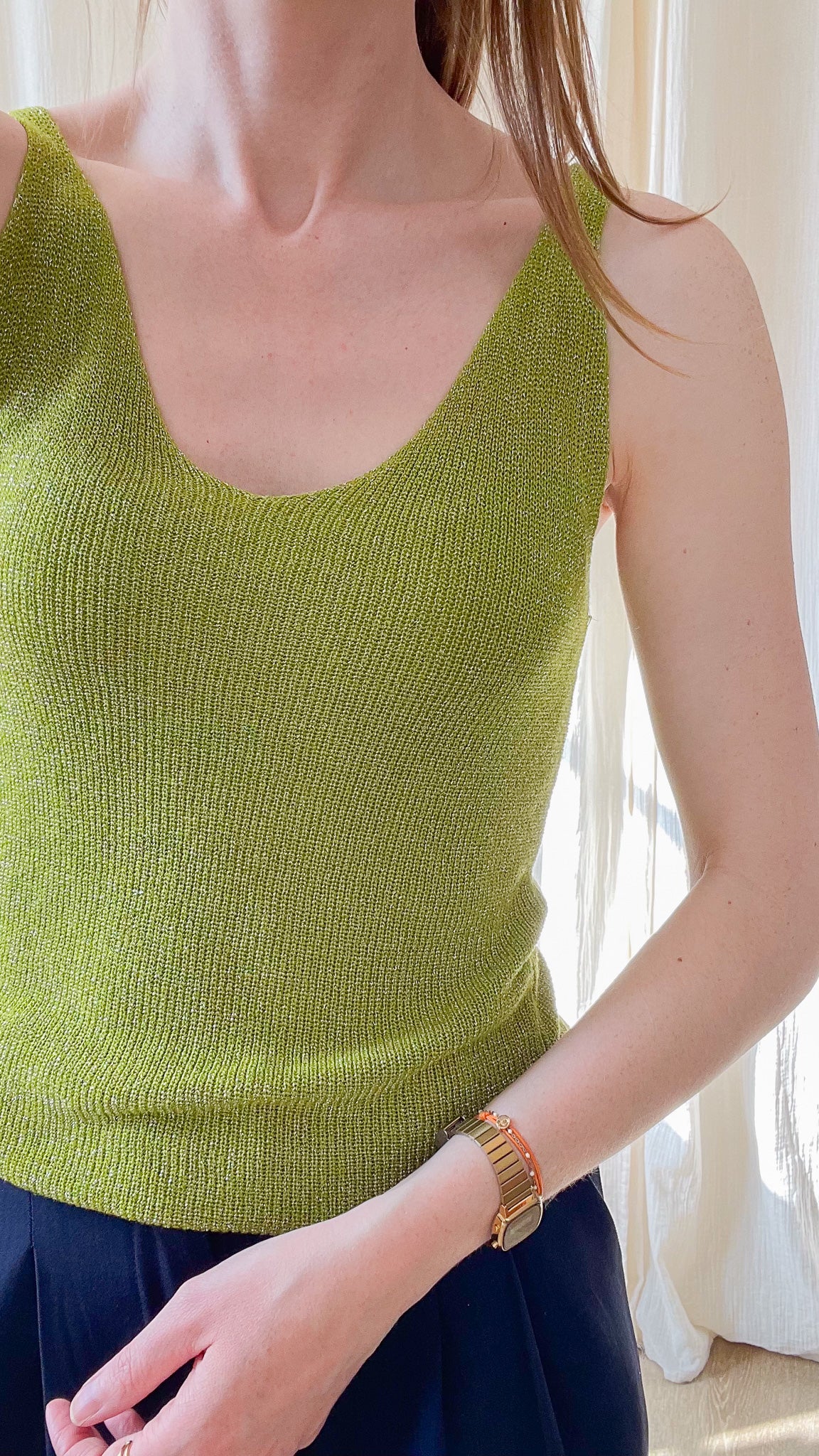 Top débardeur femme vert anis en maille lurex scintillante, décolleté en V, style chic pailleté printemps été