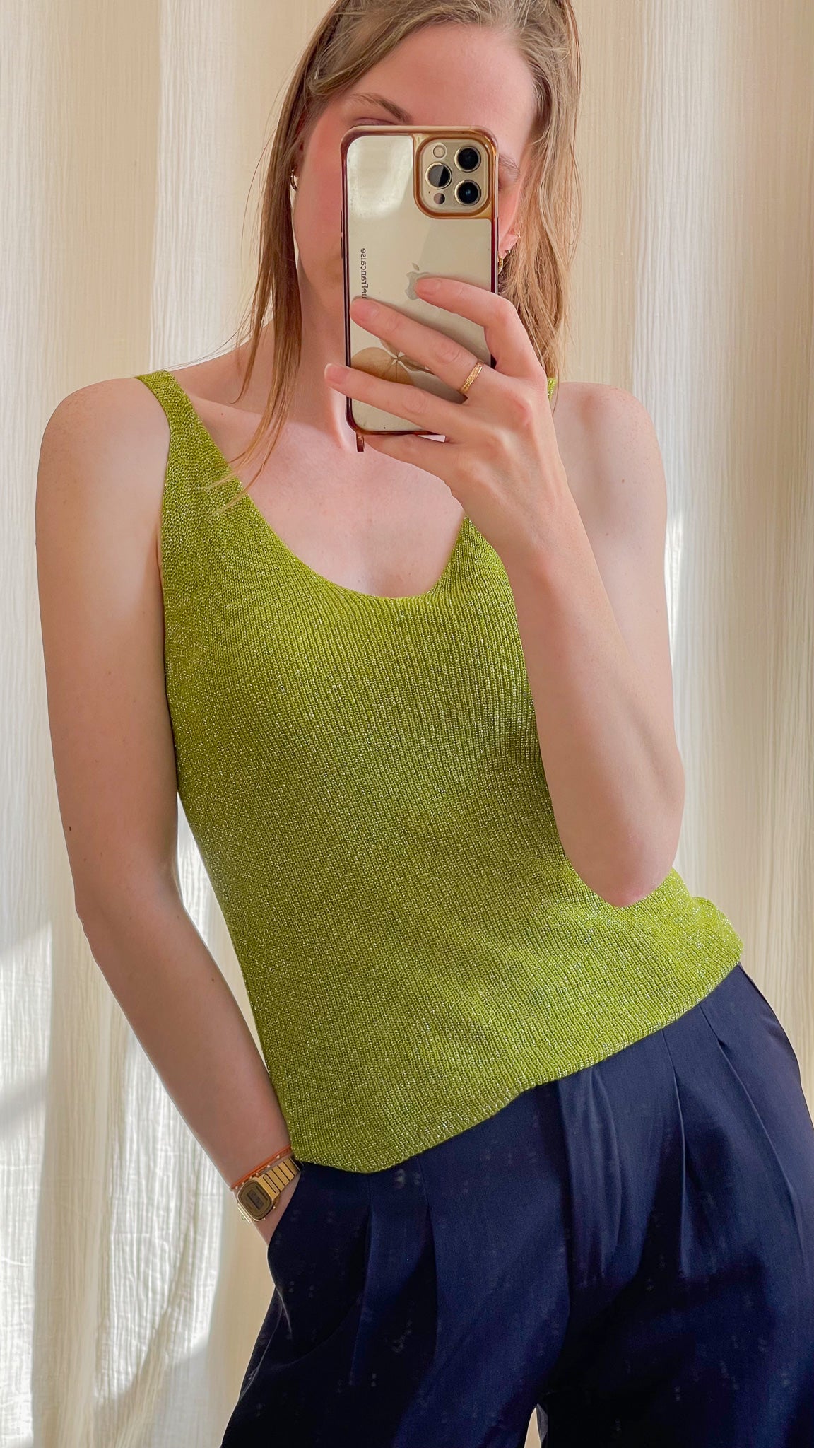 Top débardeur paillettes vert anis en maille lurex fine à bretelles larges porté avec pantalon bleu marine femme