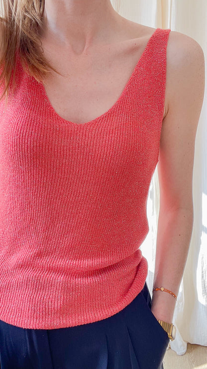 Top débardeur femme corail à paillettes en maille fine lurex avec décolleté en V et bretelles larges porté avec pantalon bleu