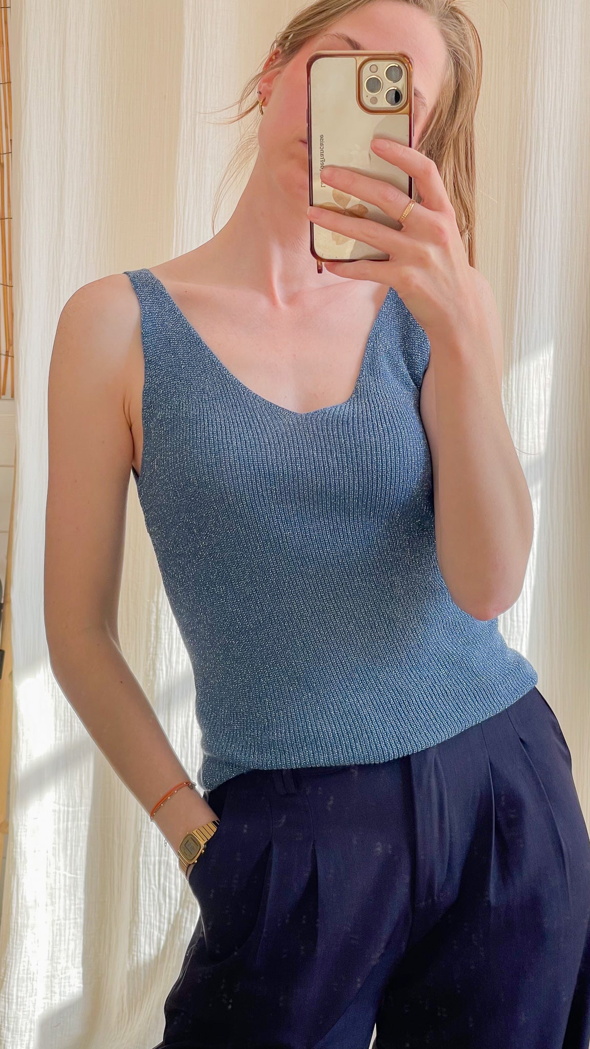 Top débardeur Lou bleu ciel en maille fine lurex pailletée, décolleté V, coupe ajustée femme porté avec pantalon marine