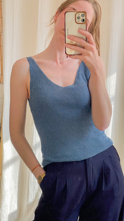 Top débardeur Lou bleu ciel en maille fine lurex pailletée, décolleté V, coupe ajustée femme porté avec pantalon marine