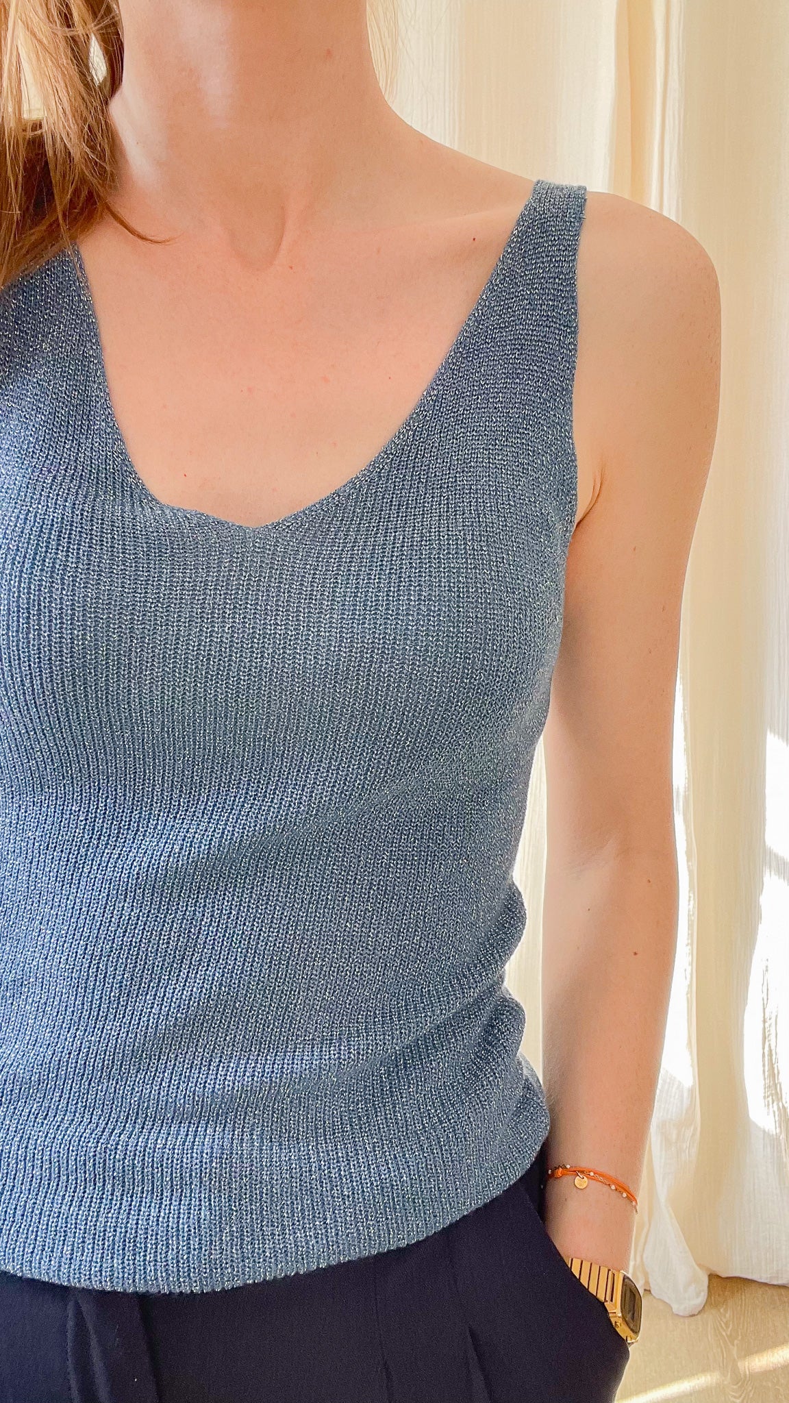 Top débardeur femme bleu-gris en maille fine lurex pailletée, décolleté V, porté avec pantalon fluide marine