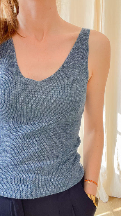 Top débardeur femme bleu-gris en maille fine lurex pailletée, décolleté V, porté avec pantalon fluide marine