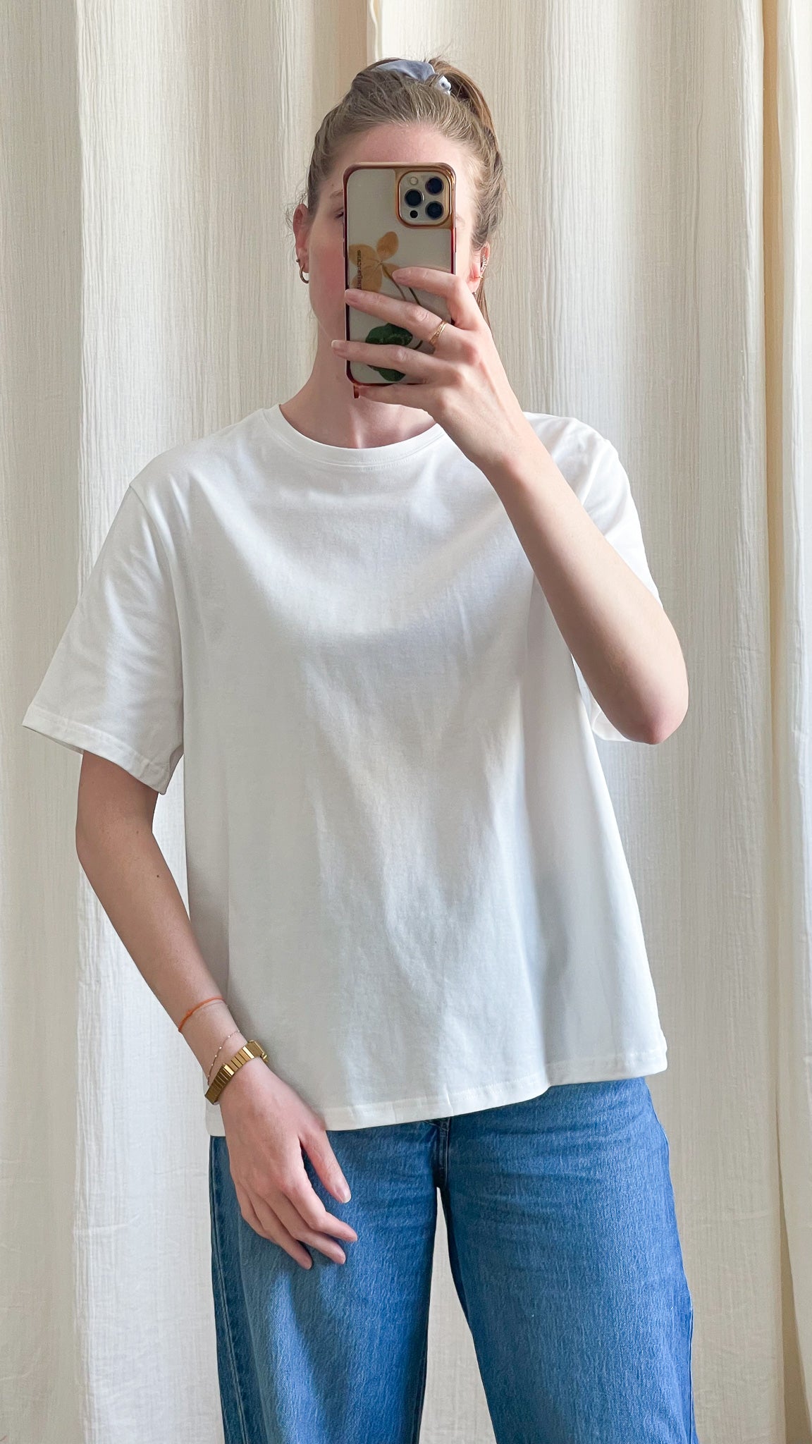 T-shirt blanc oversize femme coupe ample manches courtes style casual porté avec jean bleu