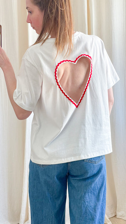 T-shirt blanc oversize femme avec dos ouvert en forme de coeur bordé rouge, style original et romantique