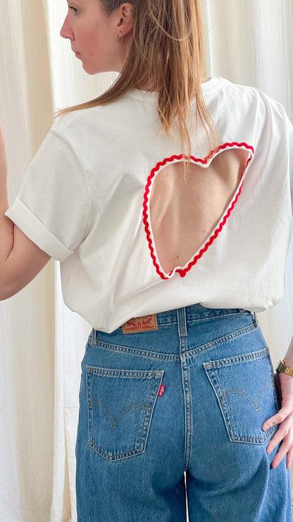 T-shirt blanc oversize femme avec découpe dos ouvert en forme de coeur bordure rouge porté avec jean Levi's taille haute