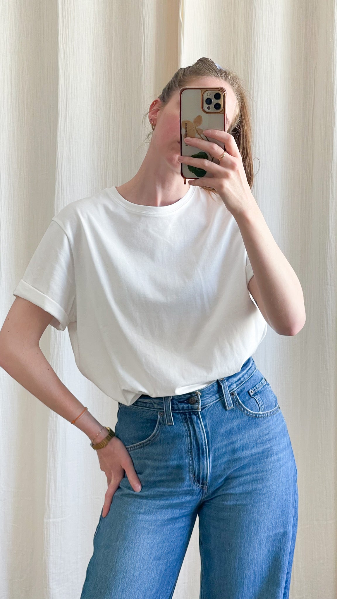 T-shirt blanc oversize femme coupe ample manches courtes rentré dans jean taille haute style minimaliste