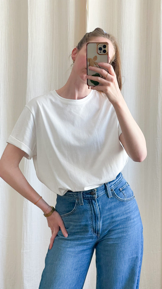 T-shirt blanc oversize femme coupe ample manches courtes rentré dans jean taille haute style minimaliste