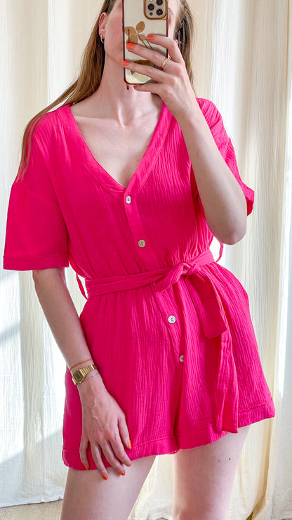 Combishort Cia rose fuchsia fluide à boutons et ceinture à nouer, tenue été femme casual chic