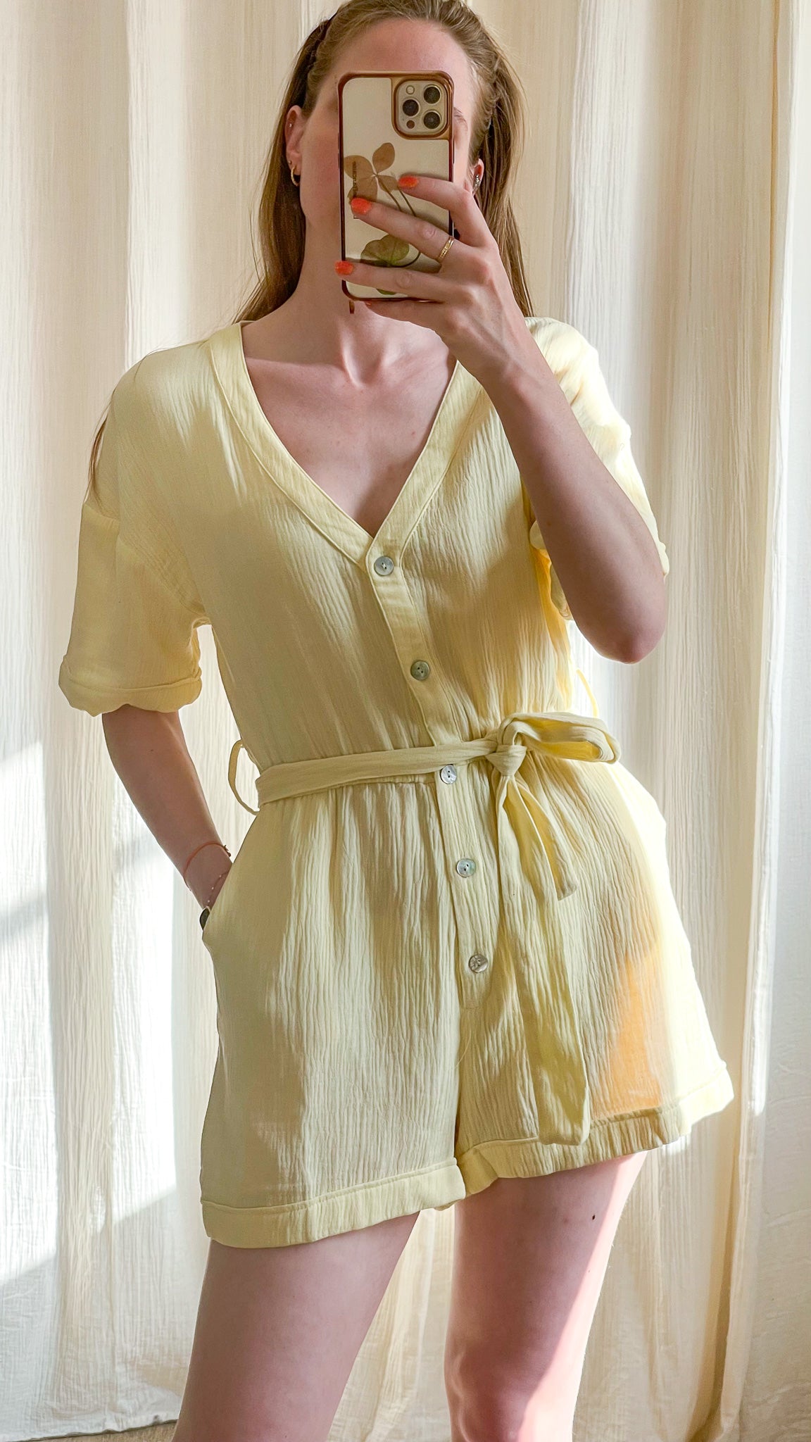 Combishort jaune pastel fluide à boutons et ceinture nouée, manches courtes, coupe décontractée été femme