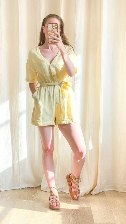 Combishort jaune pastel fluide avec ceinture à nouer, boutons et manches courtes, tenue estivale femme