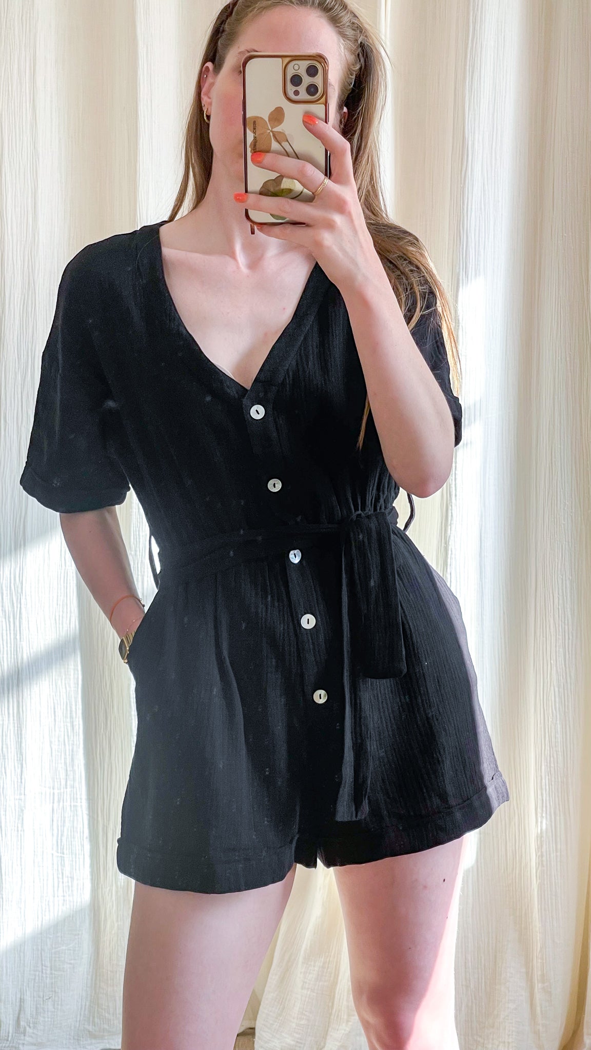 Combishort noir Cia femme coupe fluide col V boutons blancs manches courtes tenue été décontractée