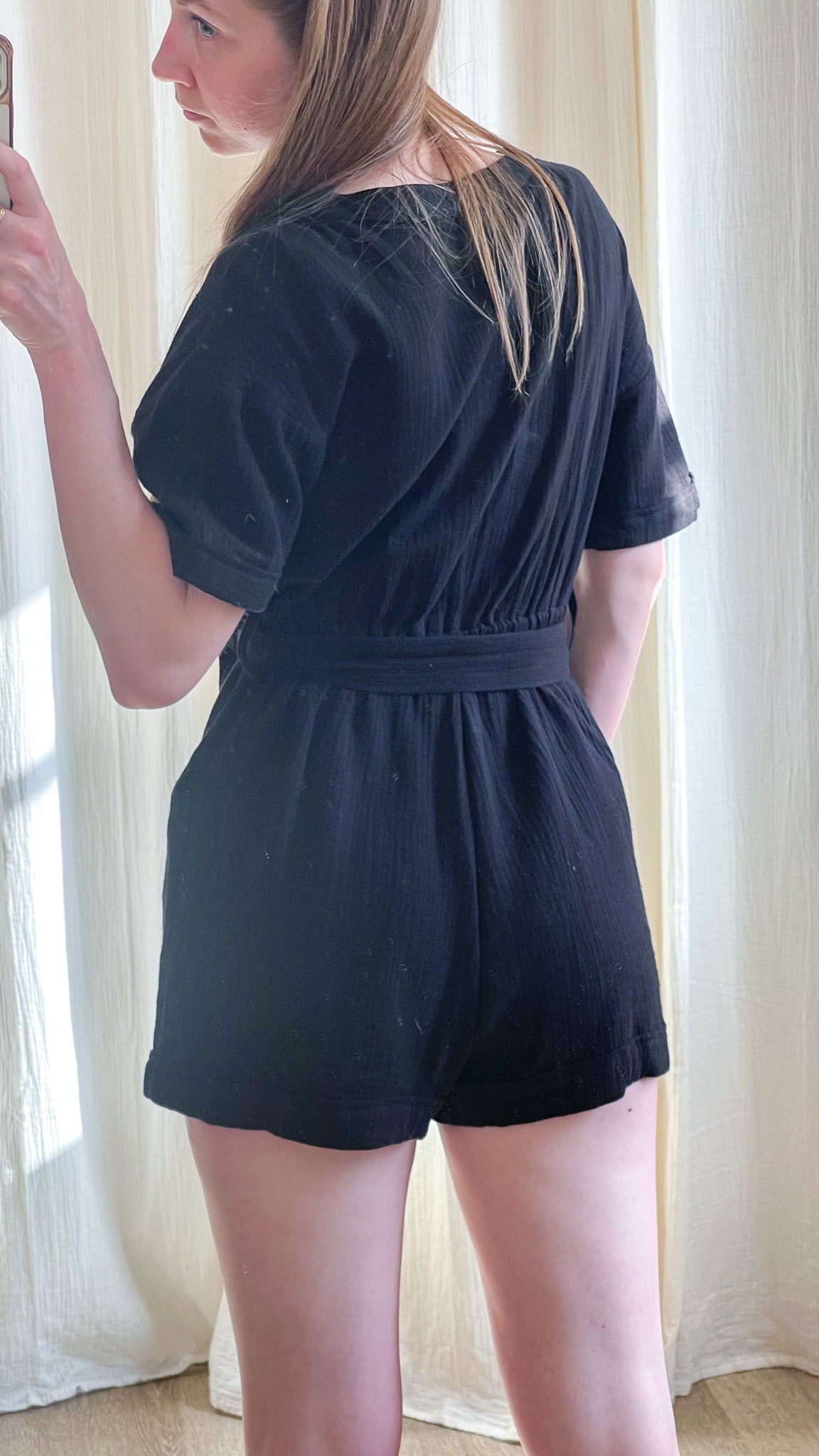 Combishort noir femme manches courtes ceinturé taille coupe fluide style casual chic vue dos