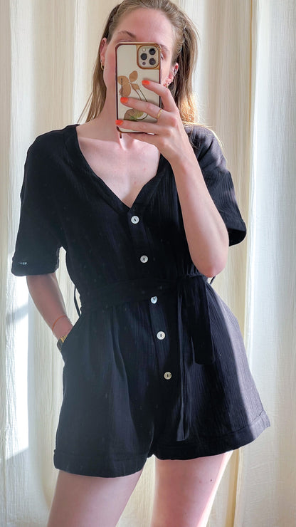 Combishort noir Cia femme manches courtes col V boutons et ceinture à nouer style casual chic