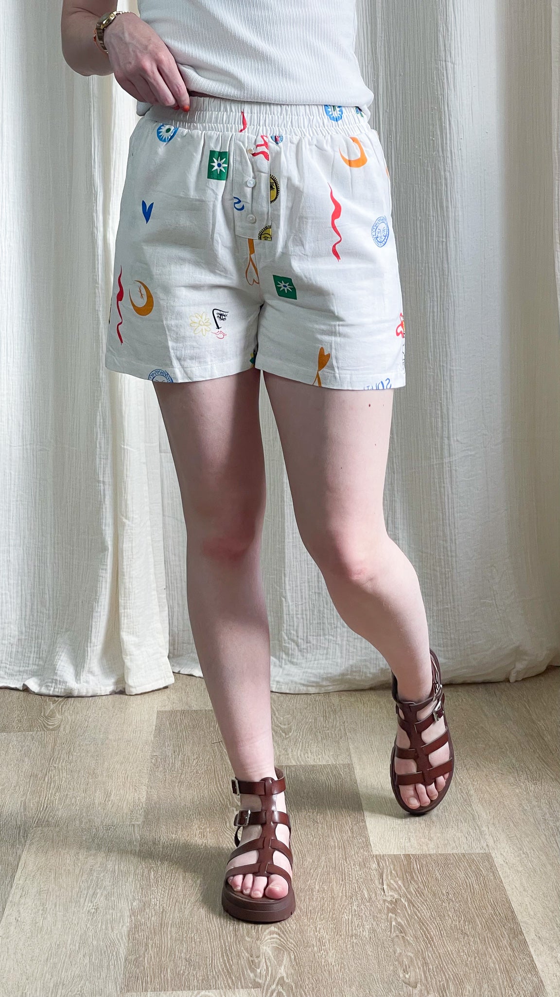 Short Capucine blanc imprimé motifs colorés graphiques taille élastique boutons femme été style décontracté