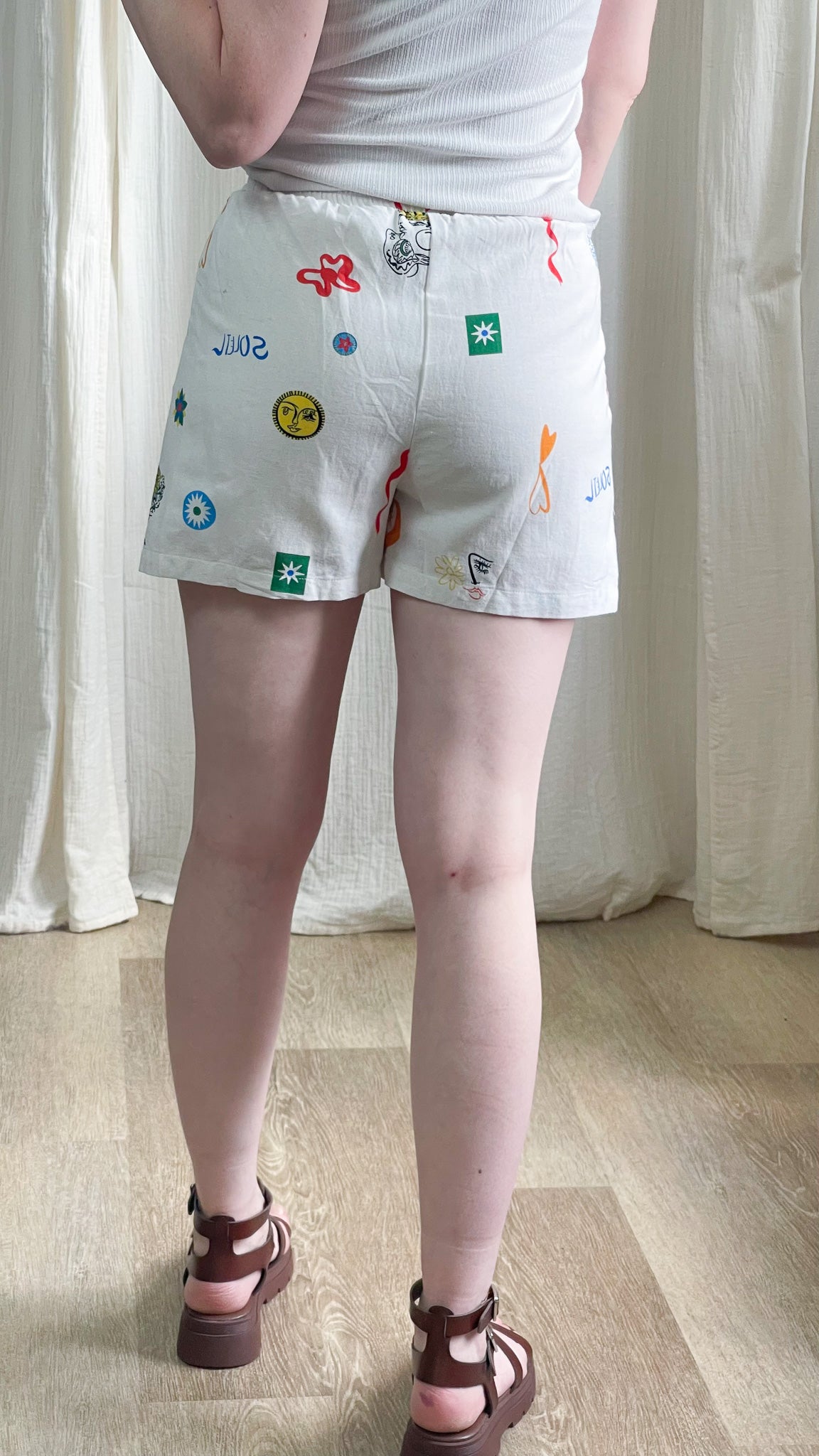 Short Capucine blanc imprimé motifs colorés soleil et fleurs coupe droite taille haute femme été