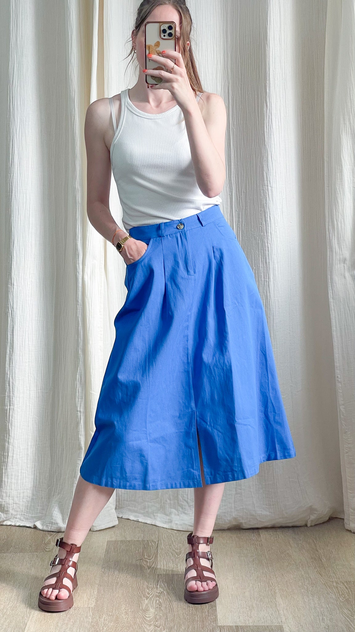 Jupe midi évasée bleu vif Katy avec poches et fente, taille haute boutonnée, style casual chic femme été