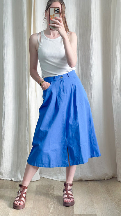 Jupe midi évasée bleu vif Katy avec poches et fente, taille haute boutonnée, style casual chic femme été