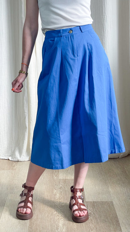 Jupe midi évasée bleu roi plissée taille haute femme Katy avec poches, style casual chic été